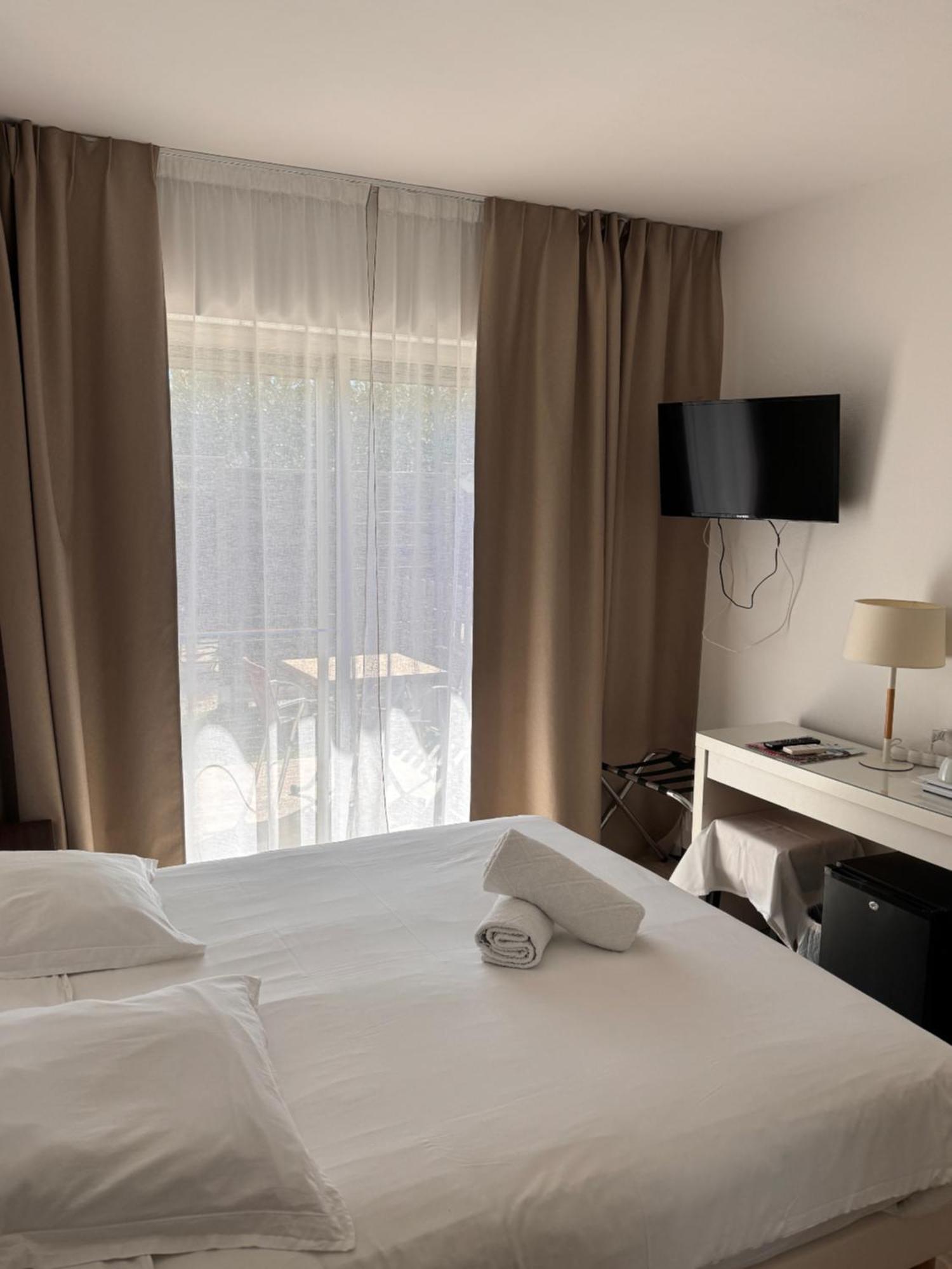 Hotel Le Golfe Bleu كافالير سور مير المظهر الخارجي الصورة